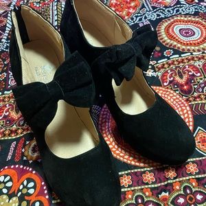 10 cm heels with a 2cm platform.Stands stands stable and very comfortable.